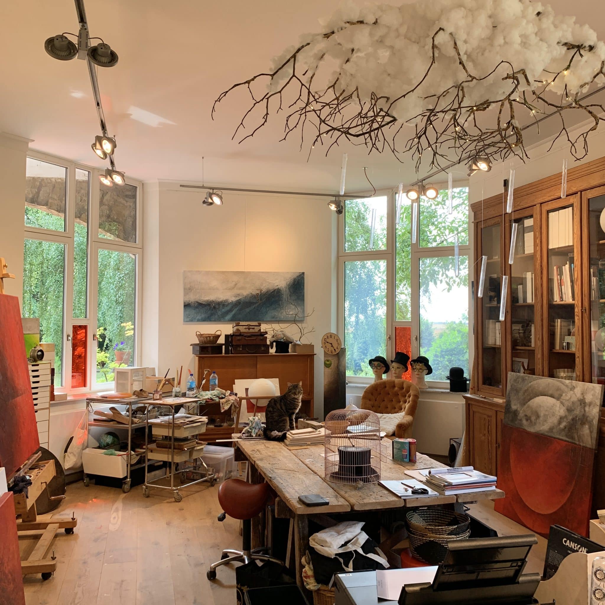 Photo de l'Atelier de Carine Joiris à Roloux, avec Zao qui supervise.